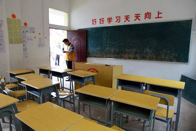 梅嶺小學(xué)僅有20多個(gè)學(xué)生，只有包括1個(gè)校長(zhǎng)在內(nèi)的3個(gè)老師